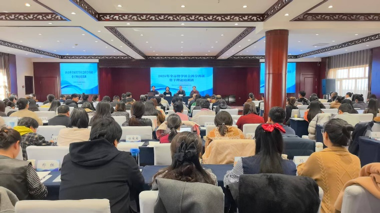 中心主任张志忠教授为呼伦贝尔市哲社科...