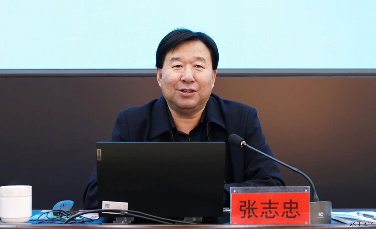 中心主任张志忠教授为乌海职业技术学院...