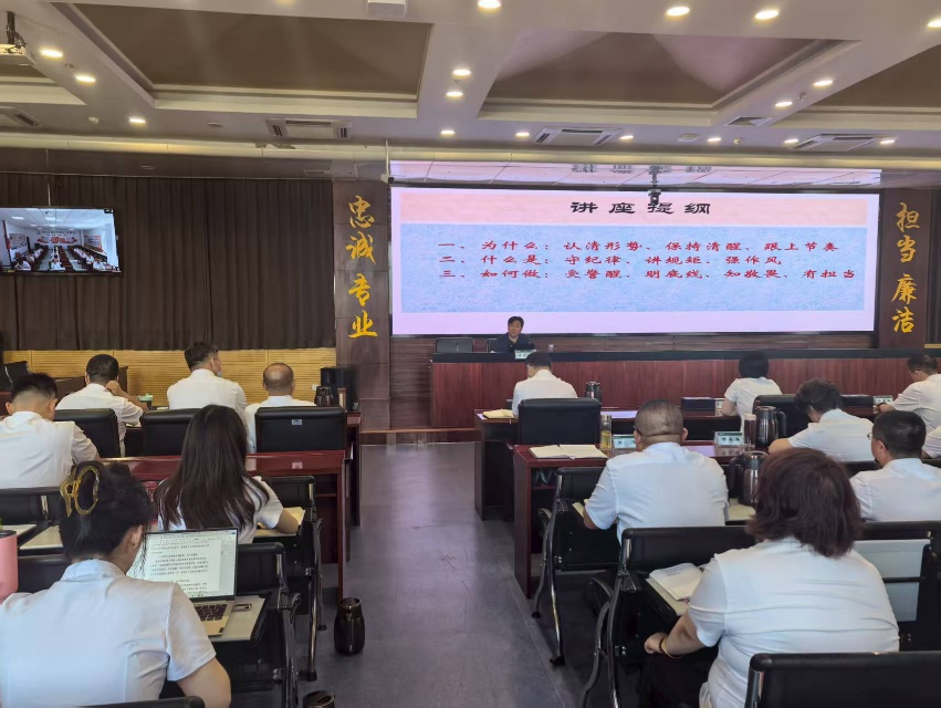 中心主任张志忠教授为呼和浩特烟草公司...